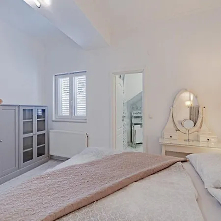 Ponar With Swimming Pool וילה