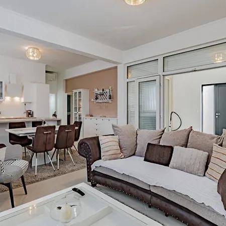 וילה Ponar With Swimming Pool קוצ'ישטה