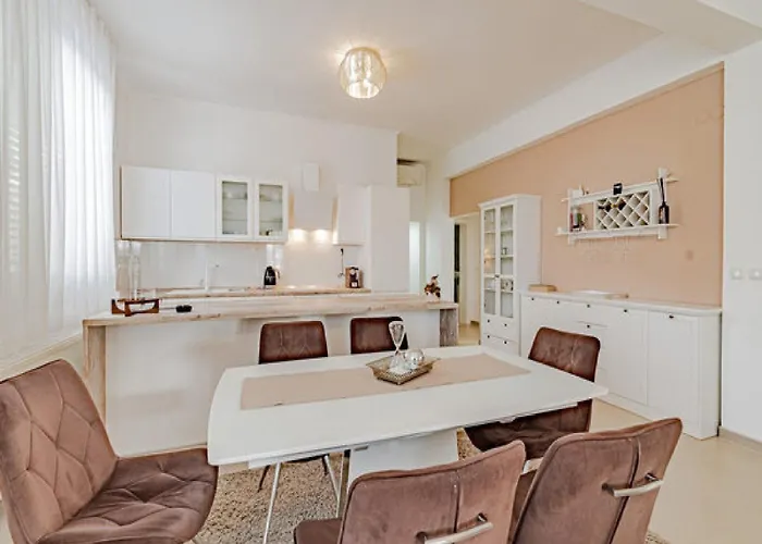 Ponar With Swimming Pool וילה *