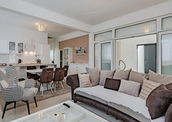 וילה Ponar With Swimming Pool קוצ'ישטה