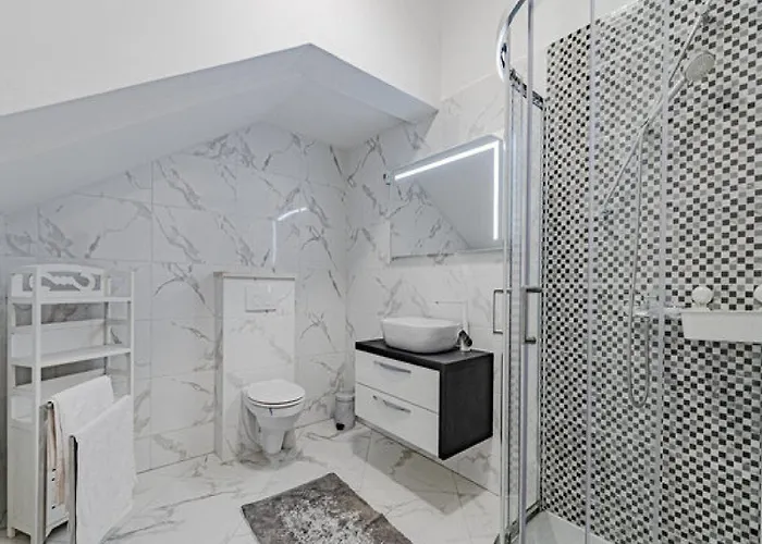 Ponar With Swimming Pool וילה קוצ'ישטה