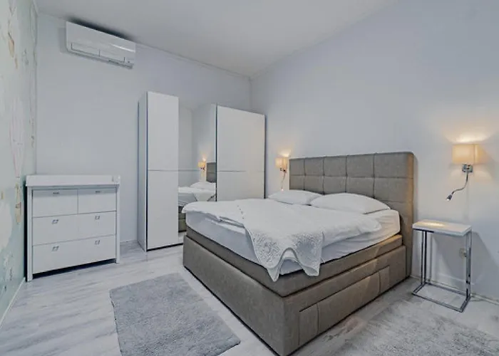 Ponar With Swimming Pool Kuciste