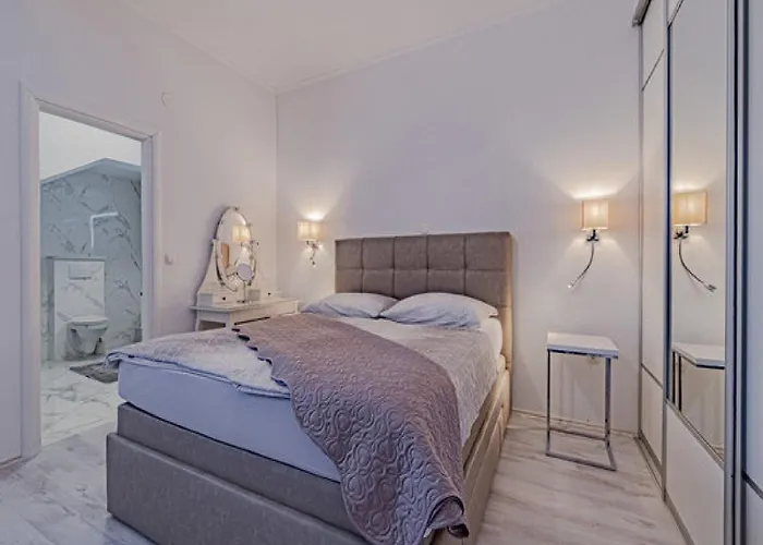 Ponar With Swimming Pool Kuciste